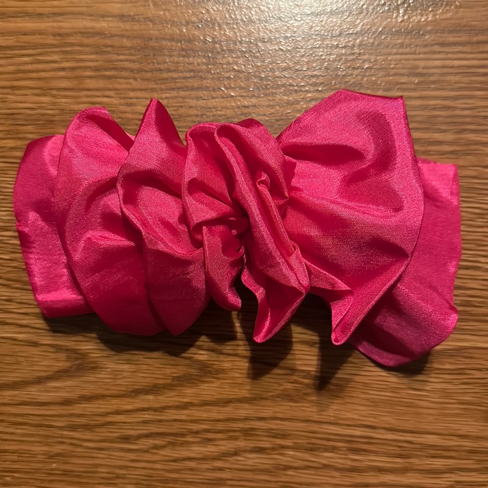3 pc pink hair pins.